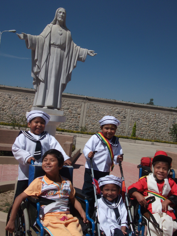 Los niños de la Casa de Cochabamba participan en el desfile del mar